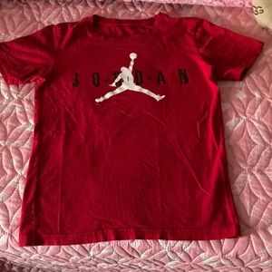 Medium short sleeve Jordan Shirt For girls and boys in kids size medium